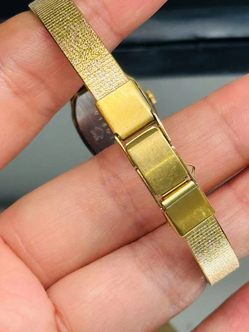 Vintage Seiko Quartz Women’s Watch Gold Tone Black Dial 16mm New Battery Runs